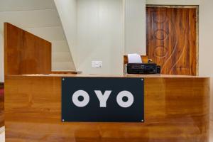 a sign that says oxy on a counter with a door at SPOT ON Manjuvilla in Varanasi