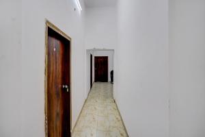 an empty hallway with two doors and a hallwayngth at SPOT ON Manjuvilla in Varanasi
