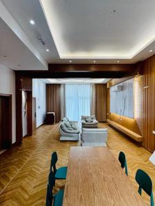 a conference room with a long table and chairs at منتجع صلالة دريم لاند Salalah Dreamland Resort in Salalah +108 photos