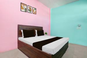 Ένα ή περισσότερα κρεβάτια σε δωμάτιο στο SPOT ON Mahal Guest House