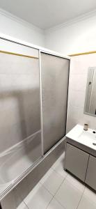 łazienka z prysznicem i umywalką w obiekcie Bay View House by MTH w Funchal +21 zdjęć