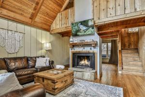 Χώρος καθιστικού στο Good Times - Inside Big Canoe Community + Screened-in Porches, Firepit, Porch Swings + More!