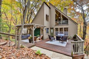 Κήπος έξω από το Good Times - Inside Big Canoe Community + Screened-in Porches, Firepit, Porch Swings + More!