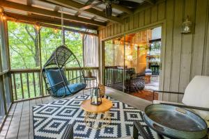 Χώρος καθιστικού στο Good Times - Inside Big Canoe Community + Screened-in Porches, Firepit, Porch Swings + More!