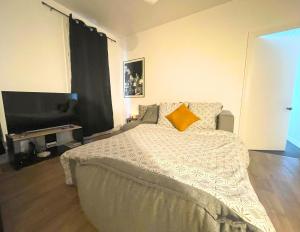 Dormitorio con cama con almohada amarilla en Hypercentre-Plage, "LE SAINT-VINCENT" Cocon Cozy et Chaleureux de 50m2, en Le Havre