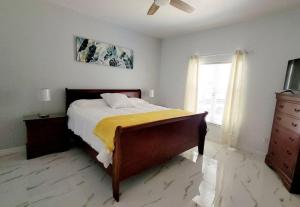 Un dormitorio con una cama grande con una manta amarilla. en Magical Way, en Kissimmee