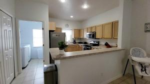 una cocina con refrigerador y encimera en Magical Way, en Kissimmee