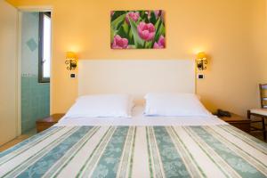 Postel nebo postele na pokoji v ubytování Jonic Hotel Mazzarò