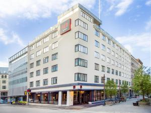 奥斯陆Radisson RED Oslo City Centre, A Verified Net Zero Hotel的白色的建筑,上面有红色的标志