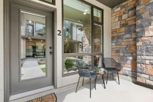 Northfield Old Town Flat with Attached Garage and EV في Buckingham: فناء فيه كراسي وطاولة امام باب