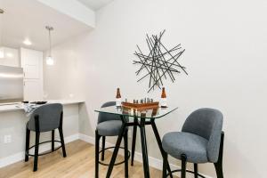 Northfield Old Town Flat with Attached Garage and EV في Buckingham: غرفة طعام مع طاولة وكرسيين