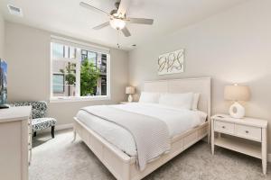 Northfield Old Town Flat with Attached Garage and EV في Buckingham: غرفة نوم بيضاء مع سرير ونافذة