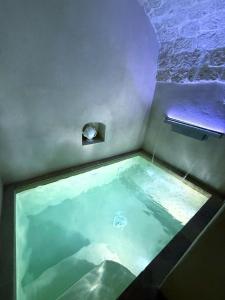 a tank of water in a room with a window at interior jacuzzi APT in Ostuni