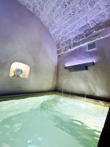 a pool of water in a room with a ceiling at interior jacuzzi APT in Ostuni