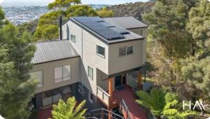 una vista aérea de una casa con paneles solares en Beautiful hill side house, en Royal Park
