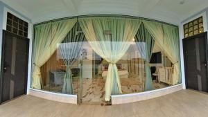 a room with a large window with curtains in it at Event Deloyos in Trofwi