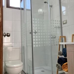 Phòng tắm tại Tiny Cabaña vista al lago y volcanes