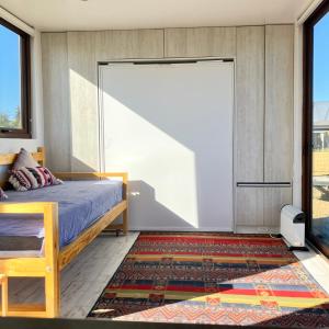 Giường trong phòng chung tại Tiny Cabaña vista al lago y volcanes