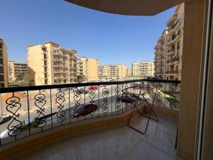 - un balcon avec vue sur une ville avec des bâtiments dans l'établissement Cozy cheap apartment, à Burg el-Ḥudûd