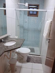 Et badeværelse på Condomio Coqueiros Residence + 61 billeder