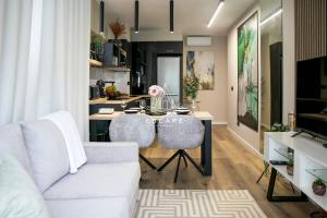 a living room with a couch and a table at Lobos Dream Flat by Escape to Madeira in Câmara de Lobos