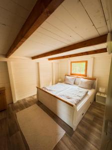 a bed in a room in a attic at Ferienwohnung Burgkemnitzer Weg in Gröbern