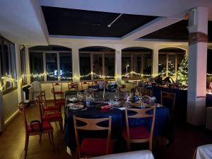 a dining room with a long table and chairs at G&D Winter Home in Milano Marittima