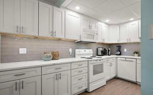 Η κουζίνα ή μικρή κουζίνα στο Luxurious Oceanblock 2BR-2BA Condo