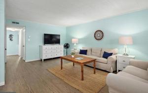 Μια τηλεόραση ή/και κέντρο ψυχαγωγίας στο Luxurious Oceanblock 2BR-2BA Condo