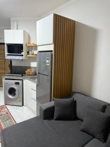 a living room with a couch and a kitchen at جوليانا الغردقة juliana beach D410 in Hurghada