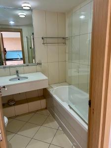 Ένα μπάνιο στο condomínio vila verde Pepper, Cactus T0,T1,T3