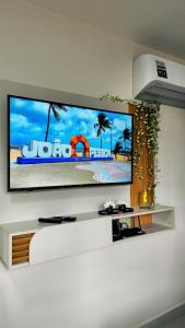 TV a/nebo společenská místnost v ubytování Flat-Apartamento completo e com ótima localização em João Pessoa-Jampa