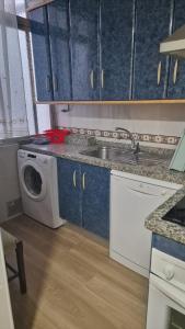 a kitchen with a sink and a washing machine at Alojamiento Paco Cabrera 3C Reformado in Almuñécar