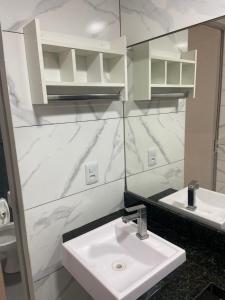 Apartamento 01 Quarto Taguatinga, Aguas Claras في أغواس كلاريز: حمام أبيض مع حوض ومرآة