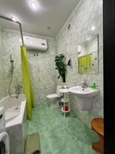 a bathroom with a sink and a tub and a toilet at Сдам 1к квартиру в Новом Доме у моря! Переулок Хантадзе in Chornomorsk