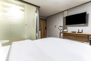 Un dormitorio con una cama y un televisor de pantalla plana. en Hotel Hue, en Incheon 14 fotos más