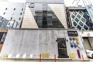 un hotel con un cartel en el lateral de un edificio en Hotel Hue, en Incheon