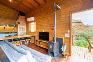 a living room with a couch and a stove at Apto c/ lareira, jacuzzi e vista incrível - VST027 in São Paulo dos Pinhais