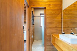a bathroom with a sink and a shower at Apto c/ lareira, jacuzzi e vista incrível - VST027 in São Paulo dos Pinhais