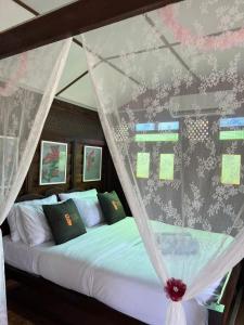 Postel nebo postele na pokoji v ubytování Elysia Resort Langkawi