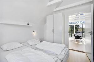 Postel nebo postele na pokoji v ubytování M13004-Vaeggerlose-Marielyst-Strandvej-63-K