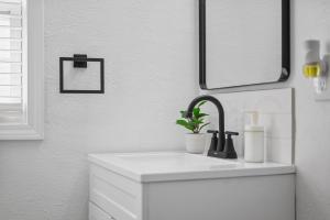 Φωτογραφία από το άλμπουμ του Bloomfield Pittsburgh H Stylish Cozy Private Bedroom, Shared Bathroom, with Free Parking στο Πίτσμπουργκ