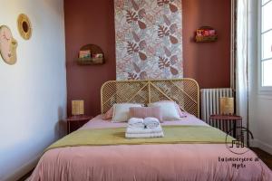 Un dormitorio con una cama con toallas. en La Maïzou 2ch, clim, terrasse- SPA, en Albi