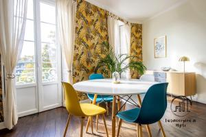 Un comedor con mesa y sillas en La Maïzou 2ch, clim, terrasse- SPA, en Albi