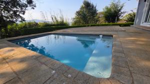 una piscina con agua azul en un patio trasero en Thornleigh Homestead, en Pietermaritzburg 7 fotos más
