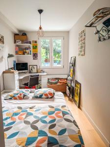 a bedroom with a bed and a desk at Chambre et Salle de bain privées avec vue sur jardin dans maison familiale in Montreuil