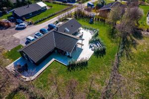an overhead view of a house with a swimming pool at M184-Vaeggerlose-Kaninstien-41 in Bøtø By