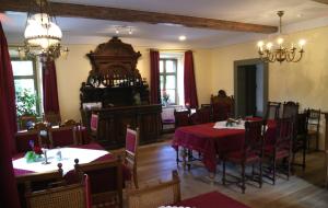 una sala da pranzo con 2 tavoli con tovaglia rossa di Hofgärtnerei ad Altenburg