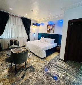 una habitación de hotel con una cama y una silla en Abuja Enclave Retreat, en Abuja