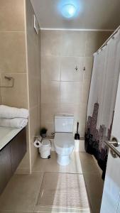 Un baño pequeño con inodoro y lavabo. en Duna & Mar II Concon, en Concón